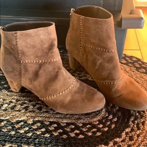 Boots that zip 9.5 only tried on